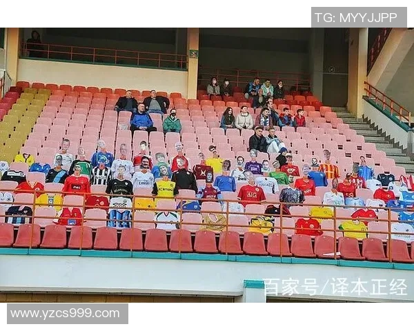 足球明星街头挑战假人踢球视频引发热议网友纷纷点赞分享精彩瞬间